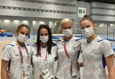 הספורטאים האולימפיים עם מסכות SN98 - משמאל לימין: ביניהם: לינוי אשרם זוכת מדליית זהב בהתעמלות אומנותית.